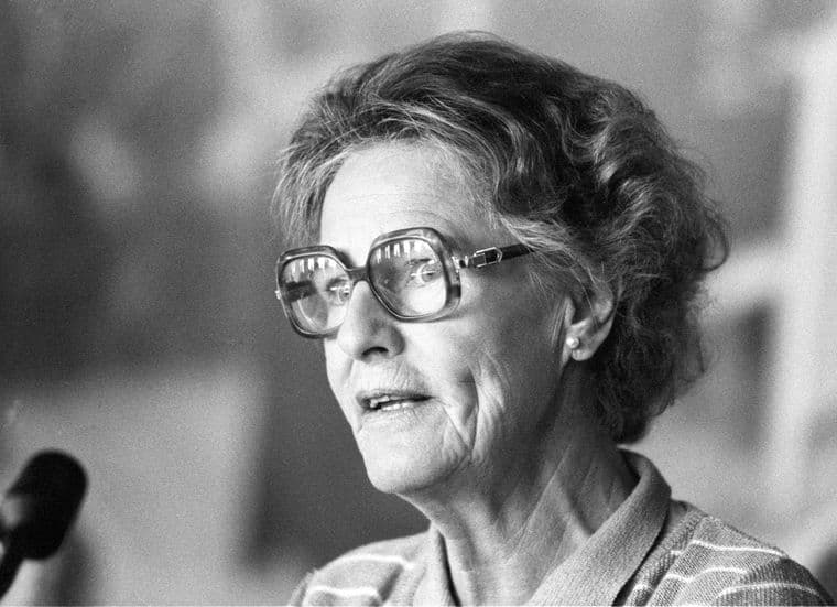 Kommunal- og arbeidsminister Inger Louise Valle (Ap) la fram St.meld. nr. 74 1979–80 for Stortinget.