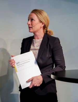Arbeids- og sosialminister Anniken Hauglie (H) med Sysselsettingsutvalgets rapport.