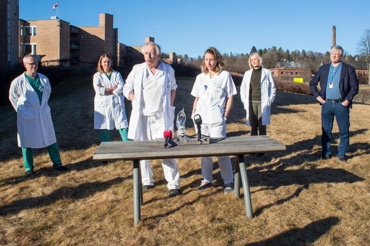 Leger og forskere ved Oslo universitetssykehus vil teste ebolamedisinen remdesivir mot koronaviruset. Bildet illustrerer at en gruppe leger og forskere ved sykehuset forteller om det finnes en medisin mot covid-19 i dag.