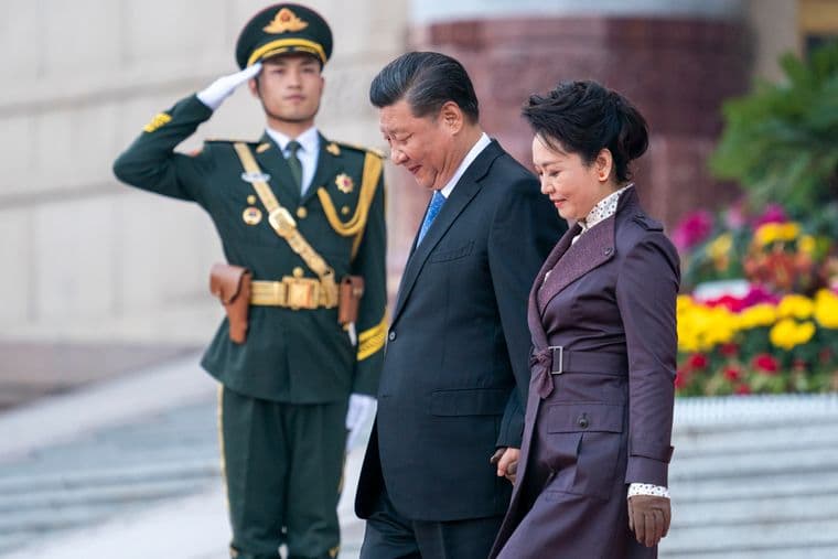 Kina forsøker å fremstille sin håndtering av koronaviruset som bedre enn den amerikanske. Bildet viser president Xi Jinping med førstedame Peng Liyuan under en mottakelse i Beijing der kong Harald og dronning Sonja var til stede.
