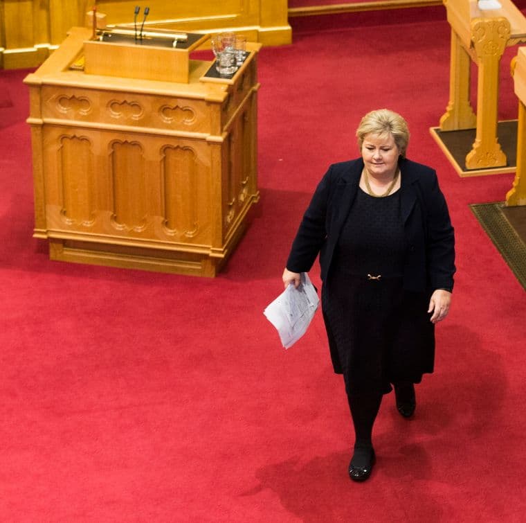 Statsbudsjettet fra Erna Solbergs regjering for 2017 ble behandlet i Stortinget, også biten om støtte til GAVI. Her sees Solberg selv under finansdebatten om budsjettet i desember 2016.