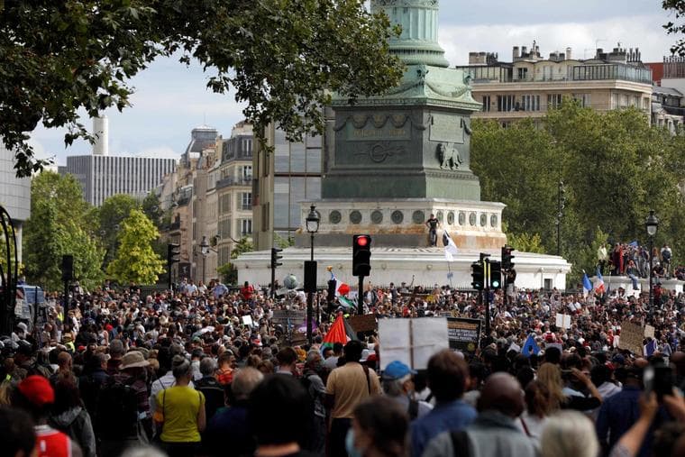 Bildet viser store folkemasser i Paris 31. juli.
