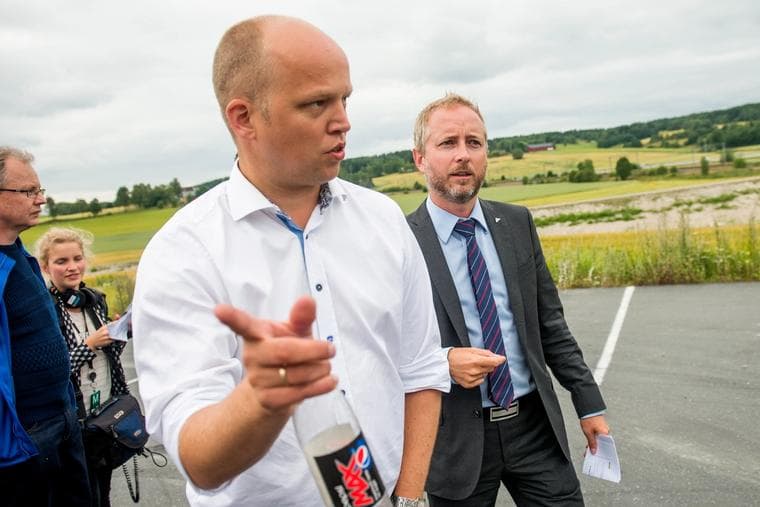 Trygve Slagsvold Vedum besøkte Delijordet da han var landbruksminister. Daværende miljøvernminister Bård Vegard Solhjell (SV) var også med.
