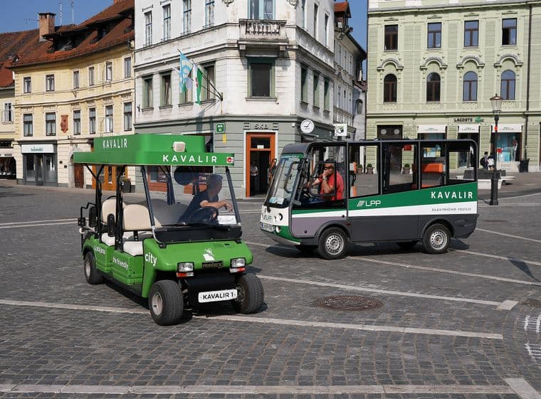 Eldre og andre som er dårlige til beins kan ta disse elektroniske bussene i Ljubljana.