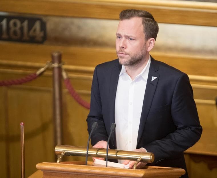 SV-leder Audun Lysbakken fikk med seg Stortinget på å anmode regjeringen om å utrede Norges tilslutning til FNs internasjonale forbud mot atomvåpen.