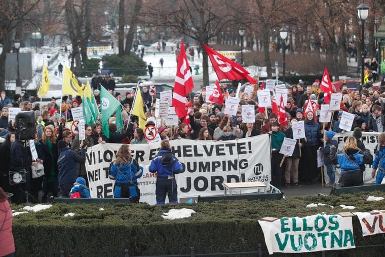 Natur og ungdom holdt demonstrasjon mot gruvedumping i Repparfjorden utenfor Stortinget 16. februar.