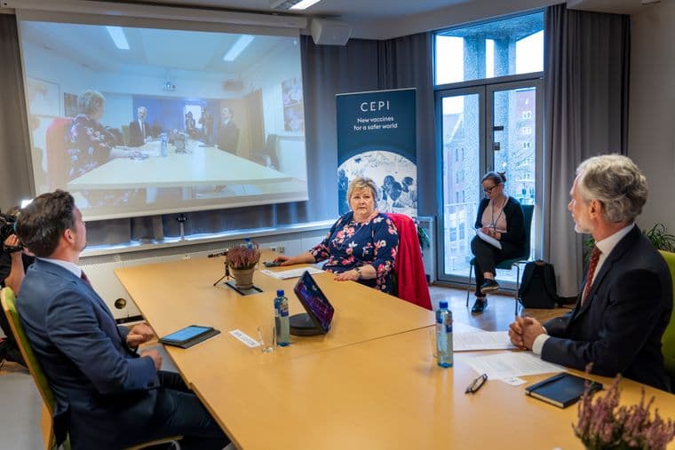 Statsminister Erna Solberg (H) og utviklingsminister Dag Inge Ulstein (KrF) i møte med CEPIs visedirektør  Frederik Kristensen.