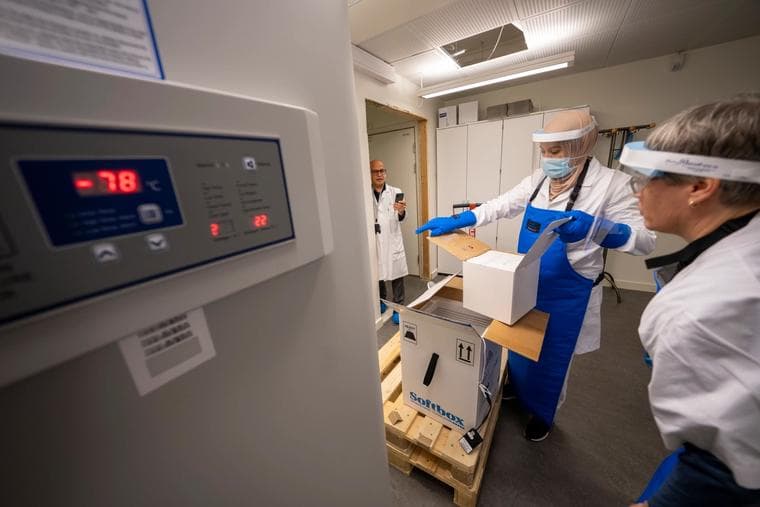Den første vaksinen som ble godkjent for bruk i EU og Norge var fra Pfizer/BioNTech. Den må lagres med en temperatur under minus 70 grader celsius.