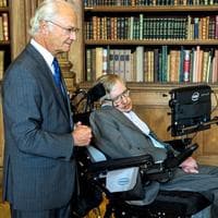 Fysiker Stephen Hawking besøkte den svenske kongen på slottet i Stockholm i 2015.