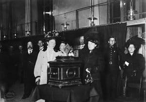 Første kvinne legger stemmeseddelen i urnen ved kommunevalget i 1910.