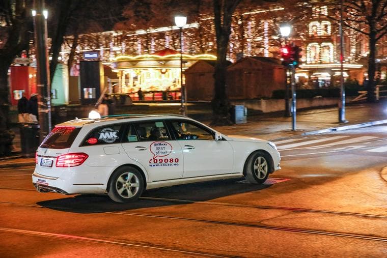 Vanskelige beregninger: Det er ikke lett å sammenligne taxipriser mellom ulike byer. Bildet viser en taxi fra Nedre Romerike Taxi som kjører i Oslos gater.