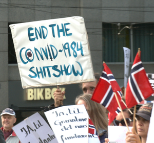 Motstand mot koronatiltak ble vist av noen deltakere under «Grunnlovsmarsjen» i september.